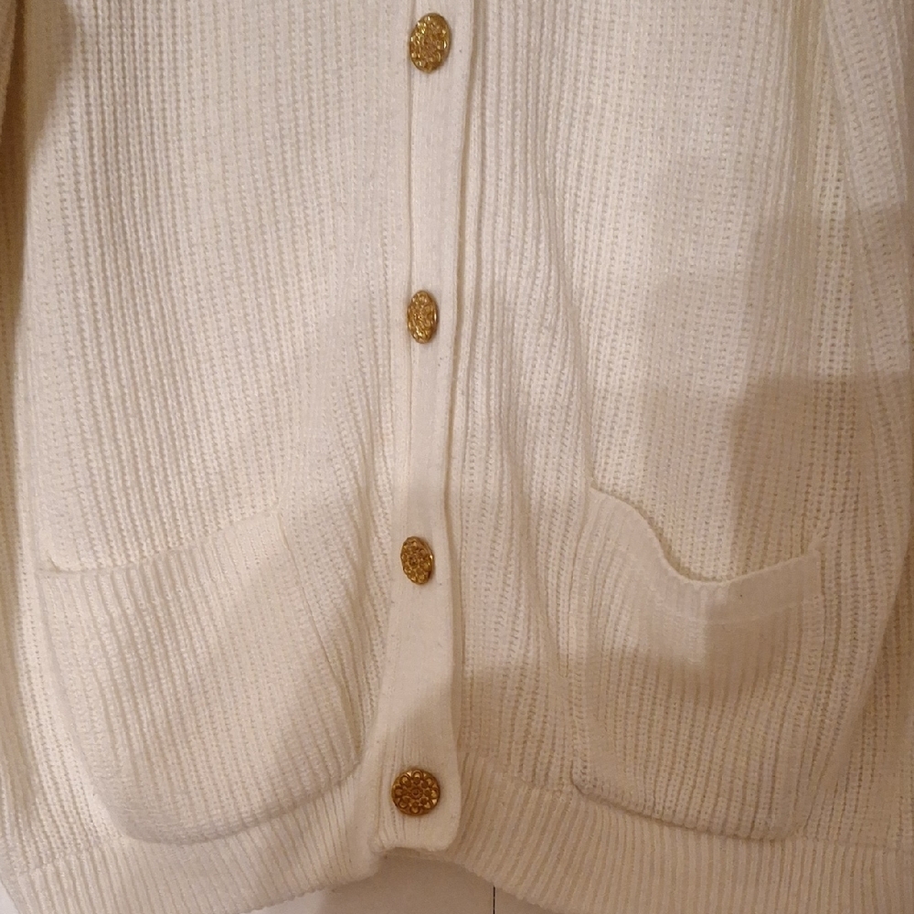 Elegant White Button-Up Cardigan - Picture 5 of 10